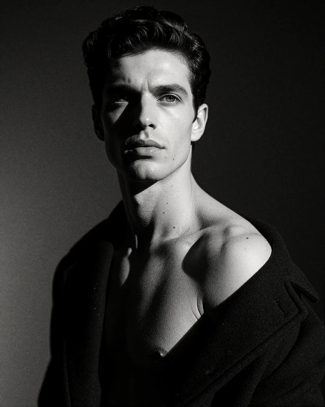 Alessandro Conti, KI Männer Model, dramatisches Schwarz-Weiß-Portrait mit nackter Schulter