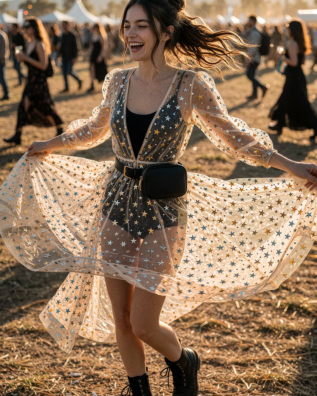 Lotta Falke wirbelt im sternenbedruckten Tüllkleid über das Festivalgelände im Abendlicht.