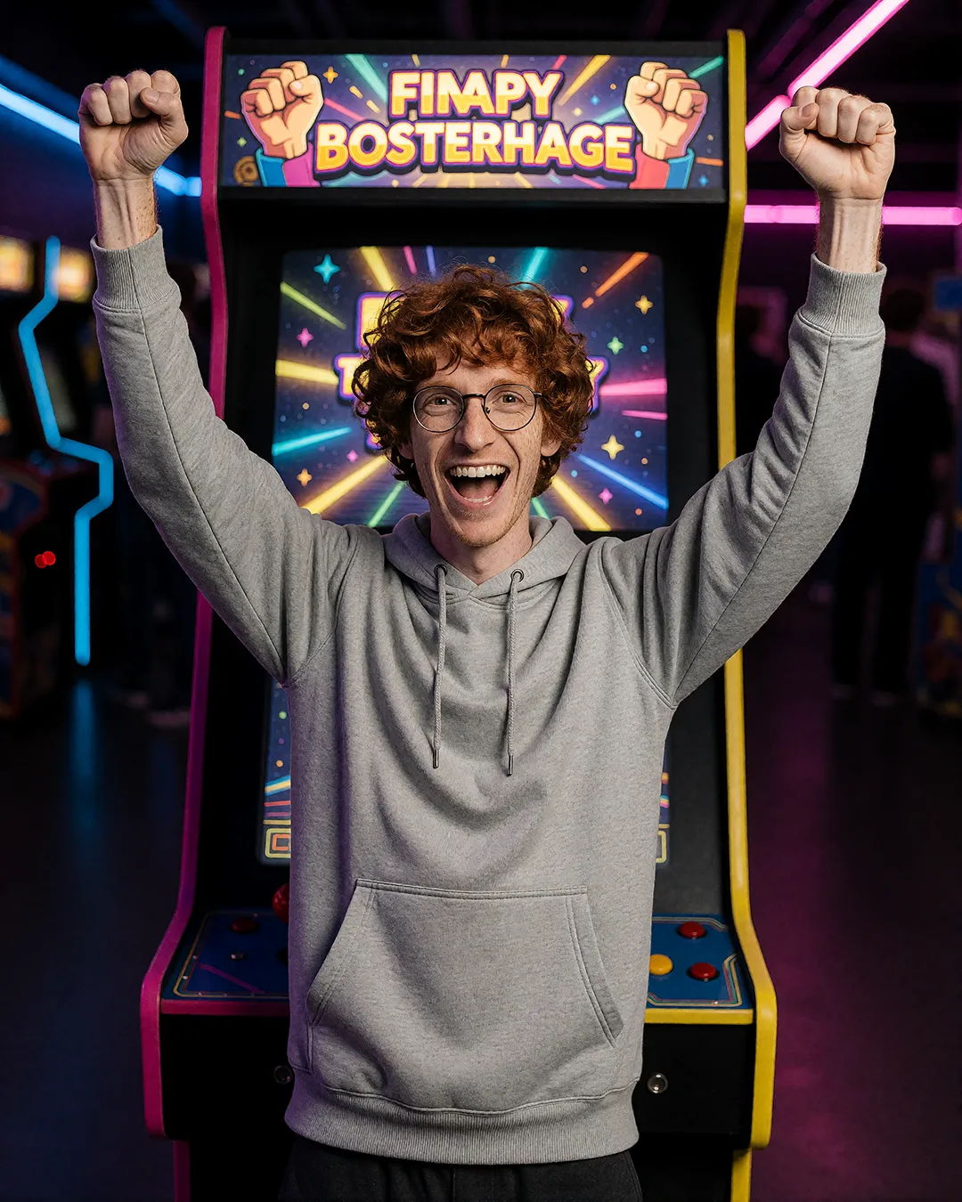 Tobias Osterhage jubelt mit erhobenen Armen vor einem Arcade-Automaten mit seinem Namen.