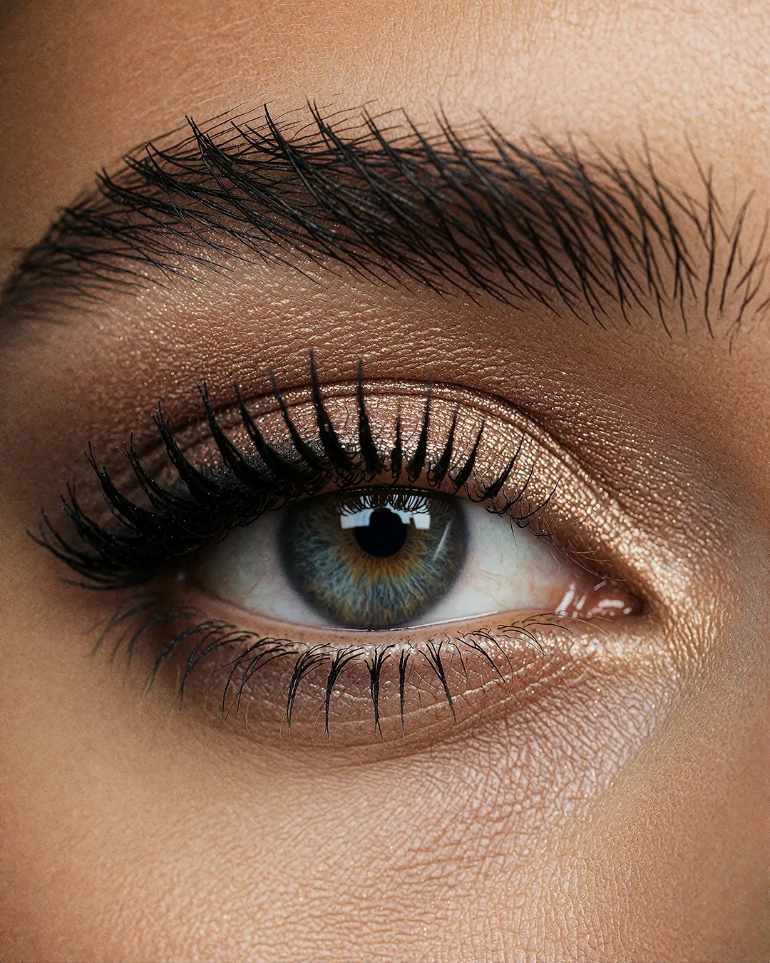 KI Model Alessia Rossi Nahaufnahme der Augen – intensiver Blick, natürliche Hauttextur, Beauty-Detail